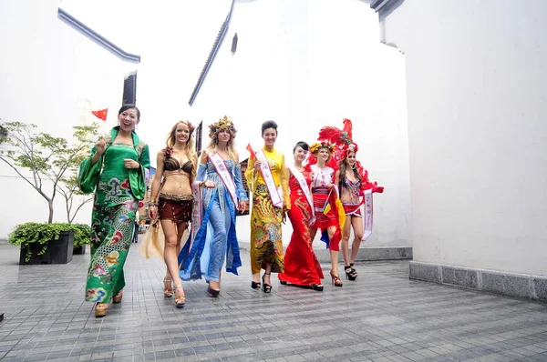 Competidores Concurso Mundial Miss Ecoturismo 2012 Posar Durante Uma Visita — Fotografia de Stock