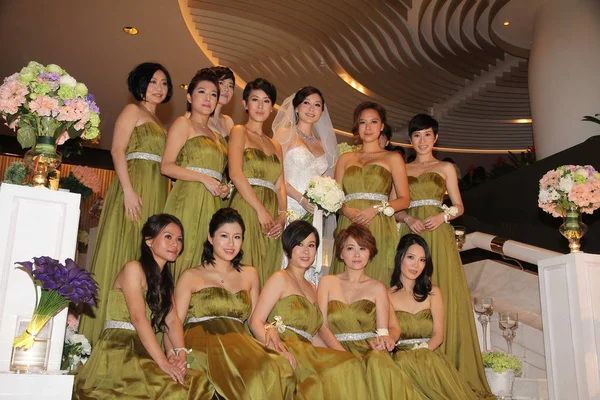 안젤라 중국에서 그녀의 결혼식 동안에 그녀의 들러리와 목요일 2012 — 스톡 사진
