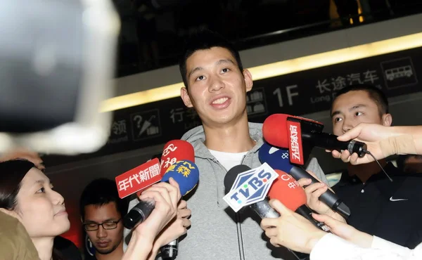 Bintang Basket Nba Jeremy Lin Diwawancarai Setelah Tiba Bandara Internasional — Stok Foto
