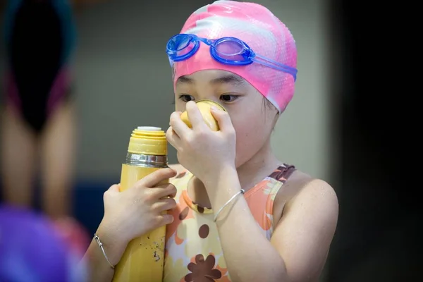 Mladá Čínská Dívka Pije Vodu Hned Vedle Bazénu Během Cvičení — Stock fotografie