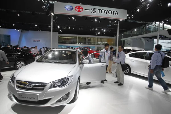 Los Visitantes Observan Los Automóviles Toyota Durante 10ª Exposición Internacional — Foto de Stock
