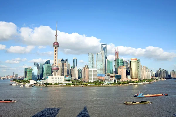 Lastbåtar Segla Floden Huangpu Mot Horisonten Lujiazui Financial District Med — Stockfoto