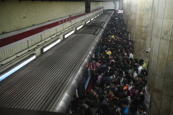 Una Multitud Pasajeros Agachan Tren Metro Una Estación Metro Beijing —  Fotos de Stock