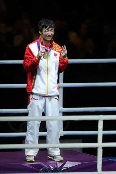 Medallista Oro Zou Shiming China Posa Ceremonia Premiación Del Peso —  Fotos de Stock