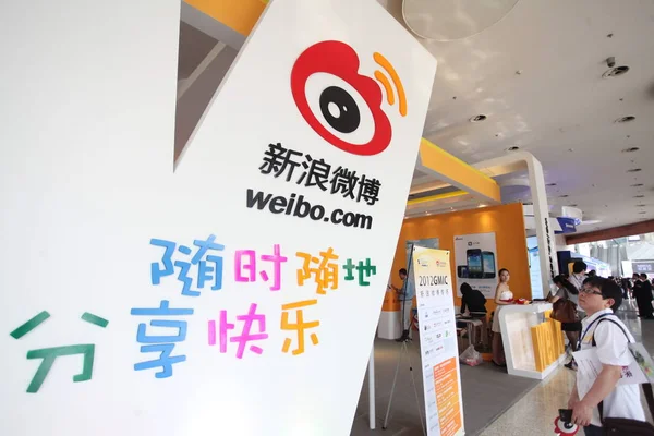 Gente Visita Stand Weibo Com Servicio Microblogueo Línea Similar Twitter — Foto de Stock