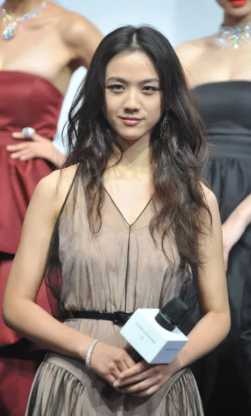 2012年8月8日 中国女演员唐伟出席在中国北京举行的 梦幻岛钻石时装秀 — 图库照片