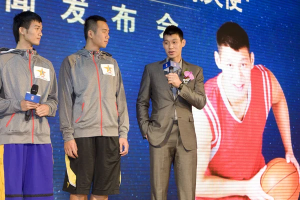 恩巴球星林书豪 在2012年8月16日于中国上海举行的林桑蒂巡演中 Kfc 举行的促销活动中 在中国篮球运动员的旁边发表讲话 — 图库照片