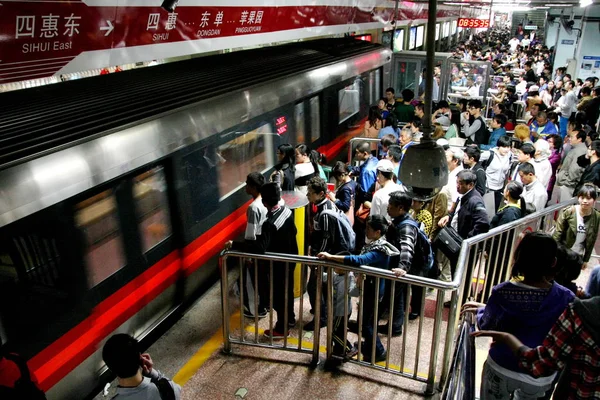 Una Multitud Pasajeros Hacen Cola Para Tren Metro Una Estación — Foto de Stock