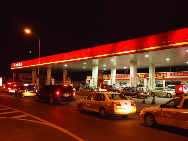 Autos Repostar Alinean Una Gasolinera Beijing China Agosto 2012 — Foto de Stock