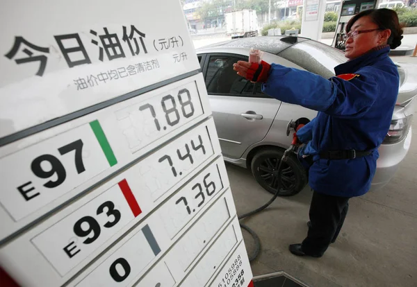 Trabalhador Chinês Abastece Carro Posto Gasolina Cidade Huaibei Leste Província — Fotografia de Stock