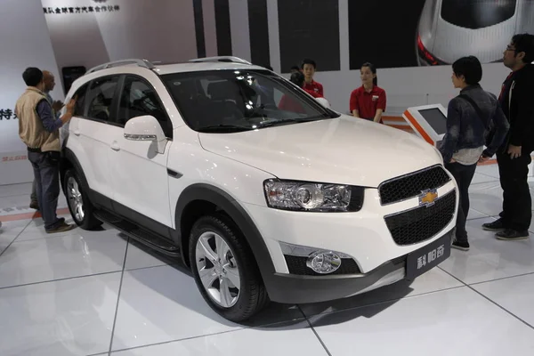 Kinesiska Besökare Tittar Chevrolet Captiva Shanghai Ett Joint Venture Mellan — Stockfoto