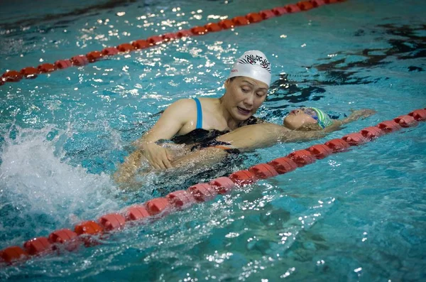 Entraîneur Chinois Dirige Jeune Garçon Faire Exercice Dans Piscine Lors — Photo