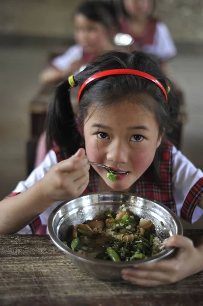 File Young Chinese Students Have Lunch Primary School Xinhuang County — стоковое фото