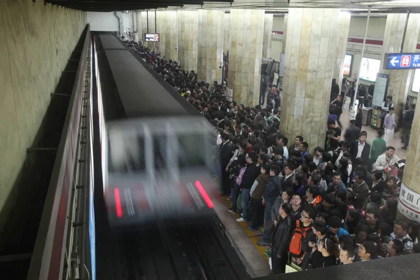 Los Pasajeros Hacen Cola Para Tren Metro Una Estación Metro — Foto de Stock