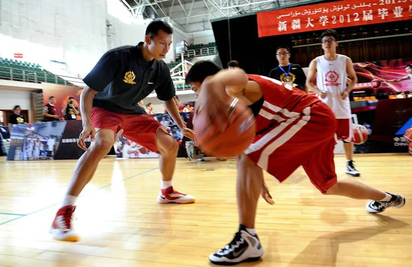 Chinas Суперзірки Баскетболу Jianlian Чорному Інструктує Молодий Гравець Під Час — стокове фото