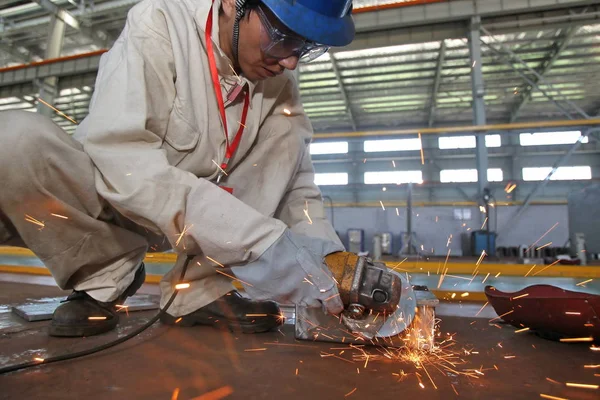 Trabajador Chino Pule Producto Acero Una Fábrica Ciudad Nantong Provincia —  Fotos de Stock