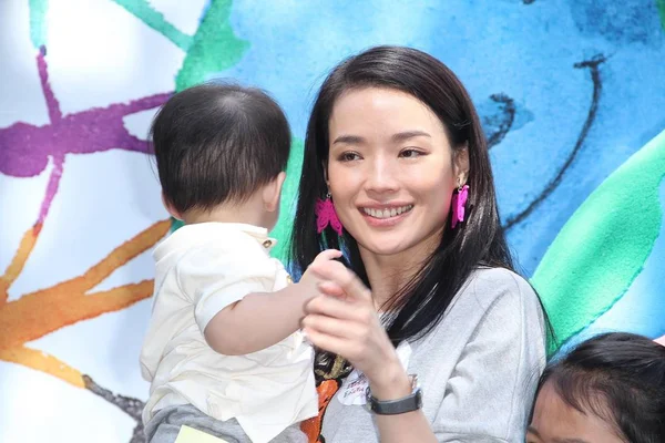 Taiwanese Actress Shu Holds Child Public Welfare Event Taipei Taiwan — Stock Photo, Image