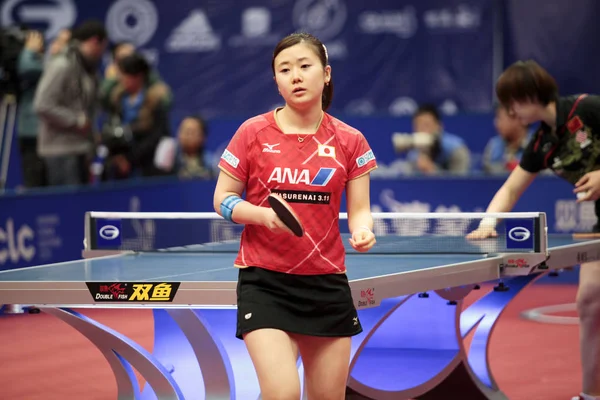 彼女は 2012 東中国浙江省杭州市で 2012 国際卓球連盟世界グランド ファイナル中に女子シングルの彼らの最初のラウンドの試合で中国の陳孟と競うように 日本福原が反応します — ストック写真