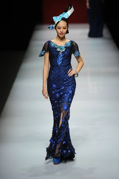 モデルは ファッションウィーク期間中に メルセデス ベンツ中国 2013年春夏北京 2012 Caternity Tangjie のファッションショーに新しい創造を表示します — ストック写真