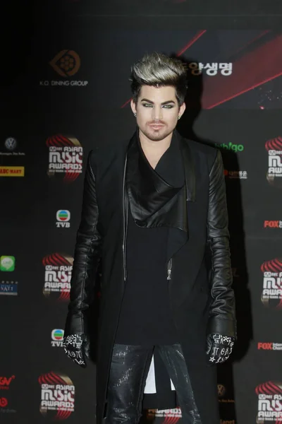 Ηπα Τραγουδιστής Adam Lambert Θέτει Στο Κόκκινο Χαλί Καθώς Φτάνει — Φωτογραφία Αρχείου