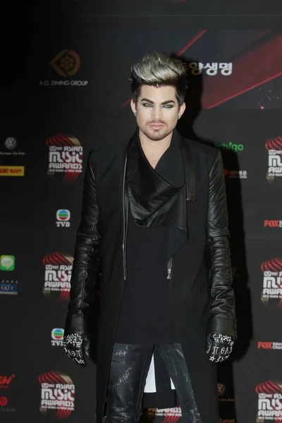 Cantor Norte Americano Adam Lambert Posa Tapete Vermelho Quando Chega — Fotografia de Stock