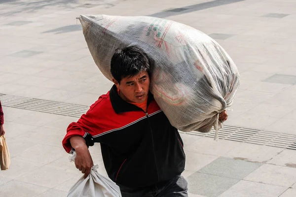 2012年11月7日 一名中国农民工在中国东部浙江省绍兴市乘火车返回绍兴火车站时 带着行李 — 图库照片