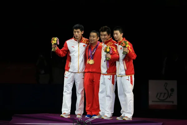 Gullmedaljevinnerne Zhang Jike Hovedtrener Liu Guoliang Wang Hao Long China – stockfoto