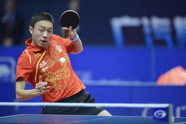 中国の卓球選手 シンは2012国際卓球連盟トーナメントでメンズシングル決勝の間に競争します 東中国浙江省 月2012 — ストック写真