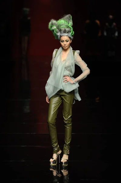 Modelo Exibe Uma Nova Criação Desfile Moda She Guang Durante — Fotografia de Stock