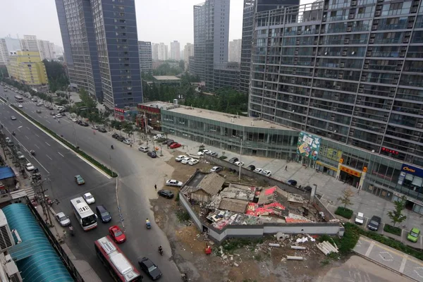 Транспортные Средства Проходят Мимо Ногтевого Домика Блокирующего Shuguangxilu Road Пекине — стоковое фото