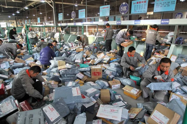 Kínai Munkavállalók Rendezési Parcellák Online Vásárlás Egyedülállók Napja Egy Feladó — Stock Fotó