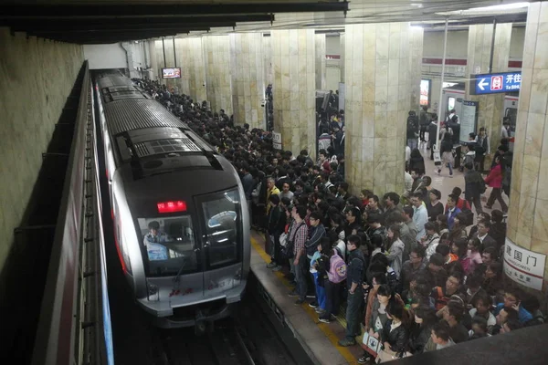 Los Pasajeros Hacen Cola Para Tren Metro Una Estación Metro — Foto de Stock