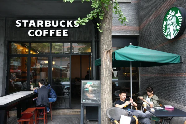 Customers Enjoy Coffee Cafe Starbucks Coffee Xintiandi Tourist Attraction Complex — Stock Photo, Image