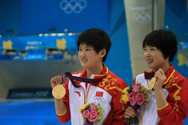 Gold Medalists Chen Ruolin Left Wang Hao China Show Medals — Stock Photo, Image