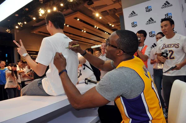 Nba Star Dwight Howard Los Angeles Lakers Signs Boy Fans — Stock Photo, Image