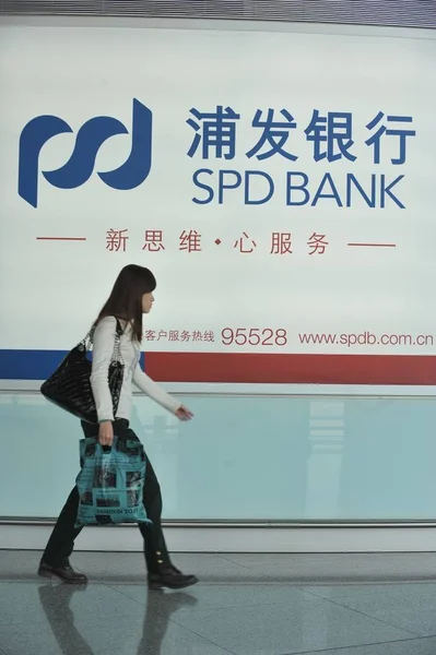Peatón Pasa Por Delante Anuncio Del Shanghai Pudong Development Bank —  Fotos de Stock