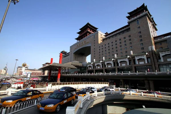 File Taxíky Další Automobily Které Procházejí Pekingském Západním Nádraží Pekingu — Stock fotografie