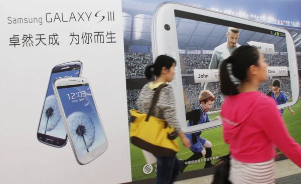 보행자는 베이징에서 안드로이드 모바일 체제와 설치된 갤럭시 Siii 스마트 광고를 — 스톡 사진