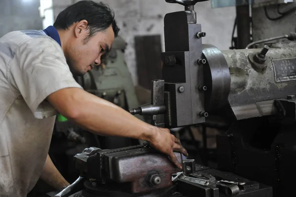 Trabajador Chino Fabrica Productos Siderúrgicos Una Planta Ciudad Qionghai Provincia —  Fotos de Stock