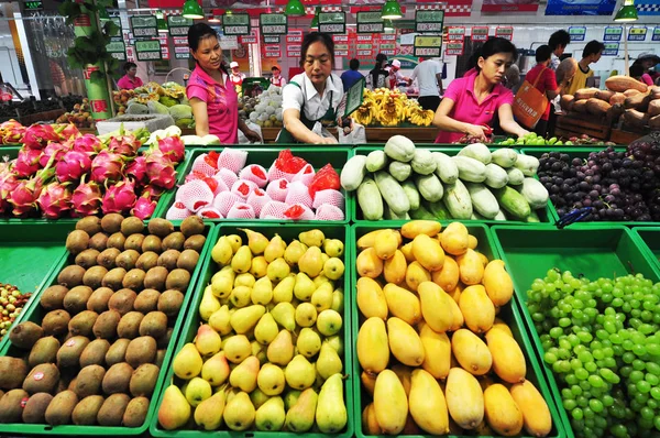 Membri Dello Staff Mettono Frutta Vendita Sullo Scaffale Supermercato Nella — Foto Stock