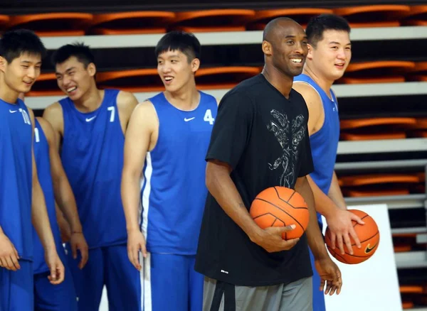 Nba Superstjärnan Kobe Bryant Tränare Unga Basketspelare Vid Ett Evenemang — Stockfoto
