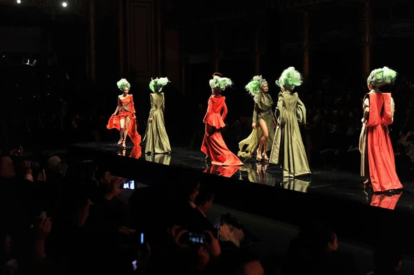2012年10月31日 在中国北京举行的梅赛德斯 奔驰中国2013斯普林夏季时装周上 模特们在 世光湖时装秀 中展示了新的作品 — 图库照片
