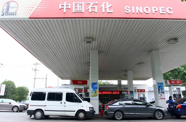 Autók Üzemanyagú Egy Benzinkútnál Sinopec Kínai Petroleum Kémiai Jiaxing Város — Stock Fotó
