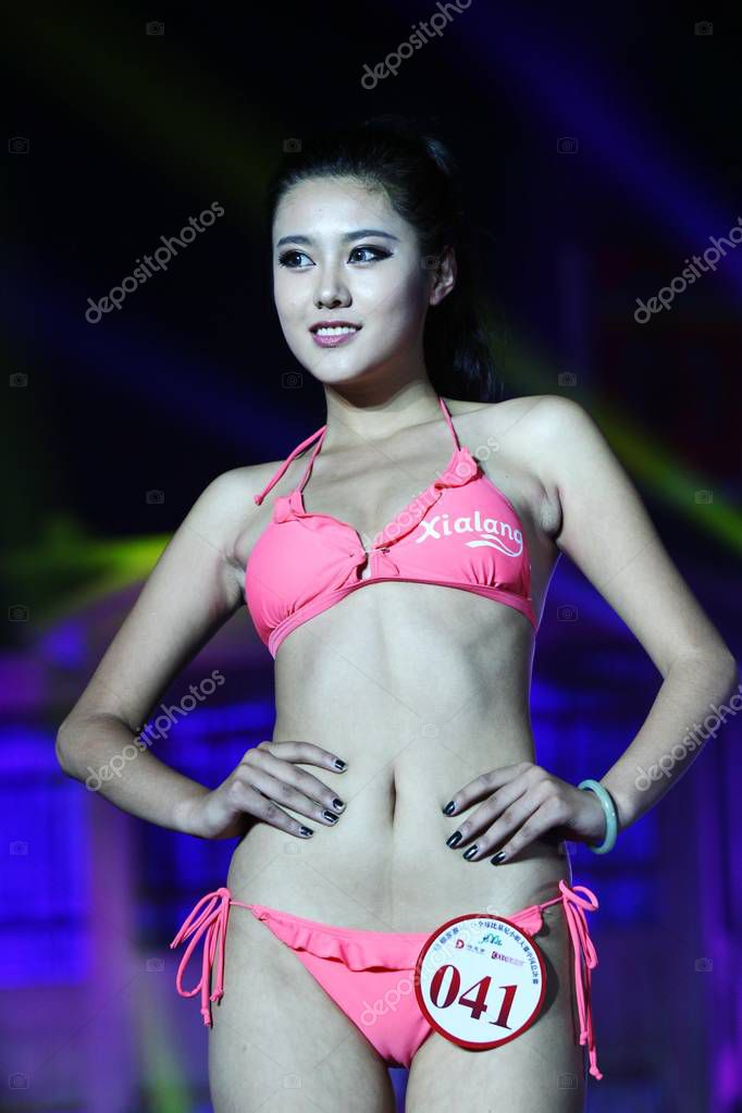 Concorrente Bikini Posa Nella Finale Cinese Del Miss Bikini Global