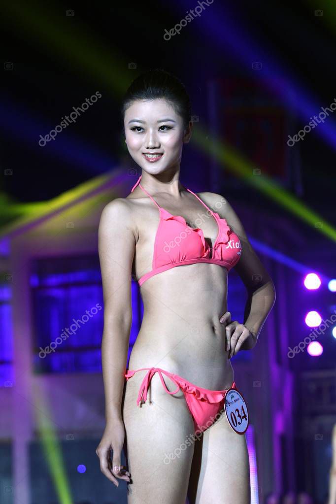 Concorrente Bikini Posa Nella Finale Cinese Del Miss Bikini Global