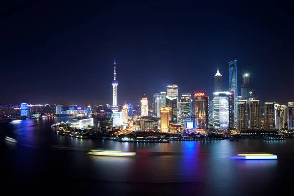 Noční Pohled Lodí Plujících Huangpu River Proti Panoramatu Finanční Čtvrti — Stock fotografie