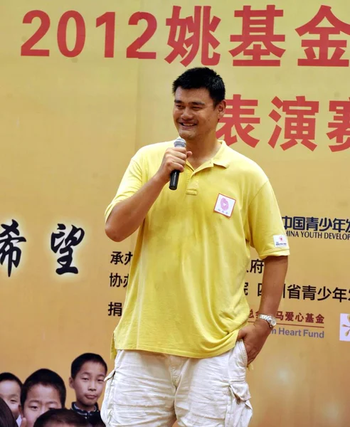 Pensionerad Kinesiska Basket Superstar Yao Ming Talar Träningsmatch Säsongen Basket — Stockfoto