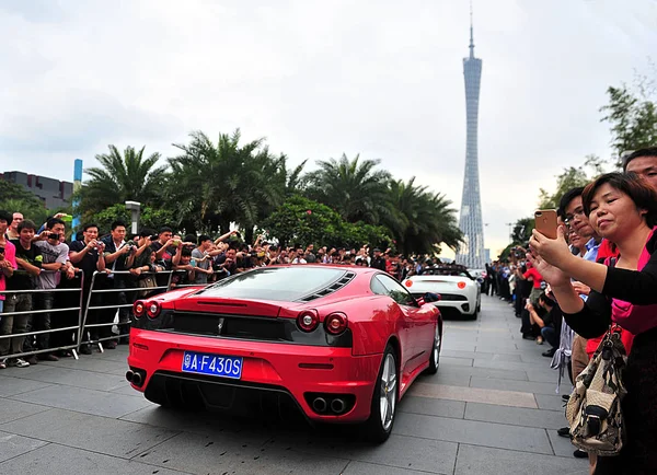 Menschen Betrachten Ferrari Sportwagen Während Einer Parade Anlässlich Des Jahrestages — Stockfoto