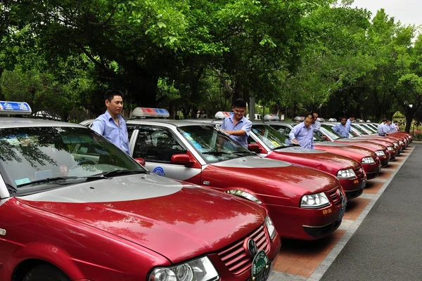 Los Taxistas Chinos Desempolvan Sus Coches Ciudad Shenzhen Provincia Guangdong —  Fotos de Stock