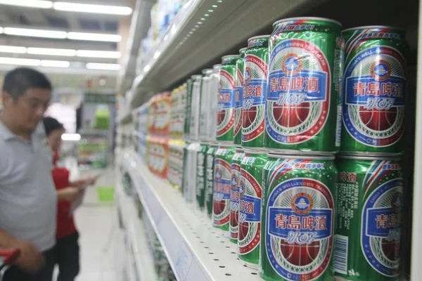 Κονσέρβες Μπύρας Tsingtao Πωλούνται Ένα Σούπερ Μάρκετ Στην Πόλη Ναντόνγκ — Φωτογραφία Αρχείου